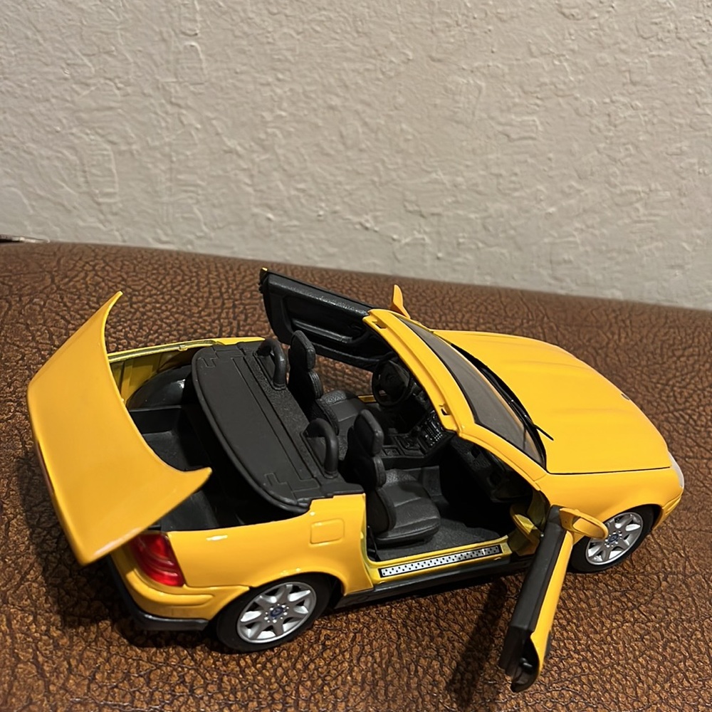 Mercedes Benz SLK 1:18 Classic and Rare Speeding Yellow Sports Race car! - Picture 4 of 8
